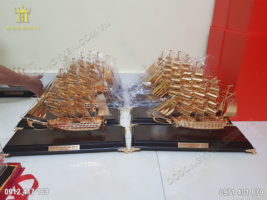 H&igrave;nh ảnh b&agrave;n giao thuyền buồm d&aacute;t v&agrave;ng cho qu&yacute; kh&aacute;ch h&agrave;ng